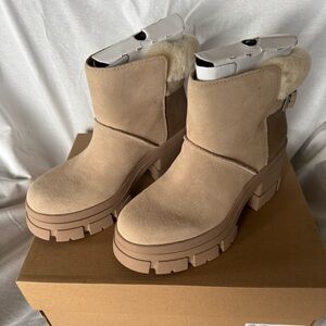 UGG W9 Brooklyn Buckle platform boots